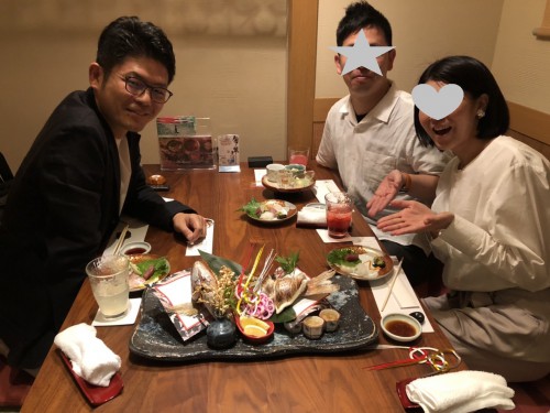 大阪の和食店にて。お祝いの鯛とともに。僕とマチコ先生が婚姻届の証人になりました。お幸せに！
