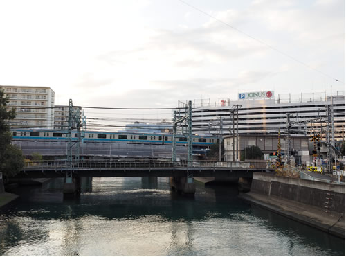 マリッジナビの拠点がある横浜駅前にて。水がある風景は心が和みます
