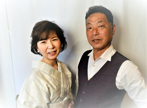  岩田さんの夫婦写真。2児のシングルマザーとして38歳のときに事実婚をした岩田さんは次男が大学を卒業したのを機に入籍。様々な人生経験を持っています。