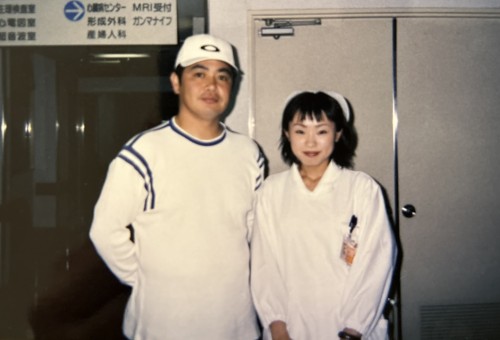 看護師時代の福嶋さん。福岡ダイエーホークスの選手だった工藤公康氏が来院したときの写真です。福嶋さん、職場復帰しましょう！